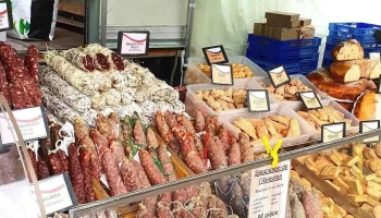 Pain gâteau et charcuterie de l'Aveyron sur le marché déplacé le dimanche au marché de Saint Cyprien - Cénac-Et-Saint-Julien