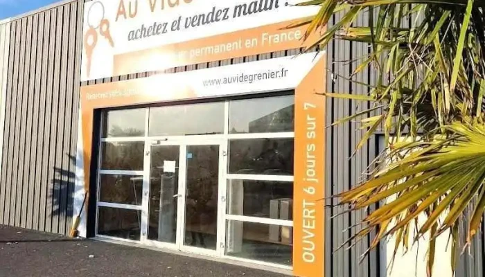 Au Vide Grenier Saintes (17) - Saintes