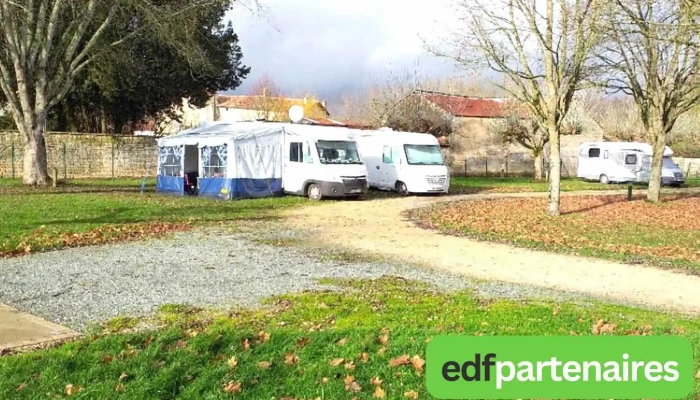 Camping De Mon Village Camping Car Park Tout - Brioux-sur-boutonne