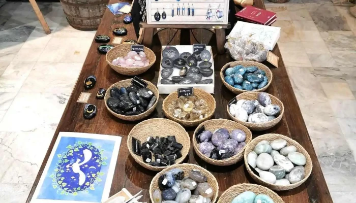 Comptoir De Lhermite Boutique Esoterique Et Dartisanat Local Librairie Lithotherapie Bijoux Art - Nay