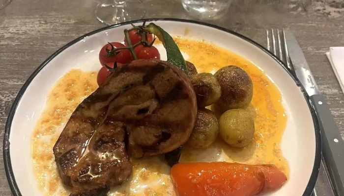 Letablissement Plats Et Boissons - Bugeat